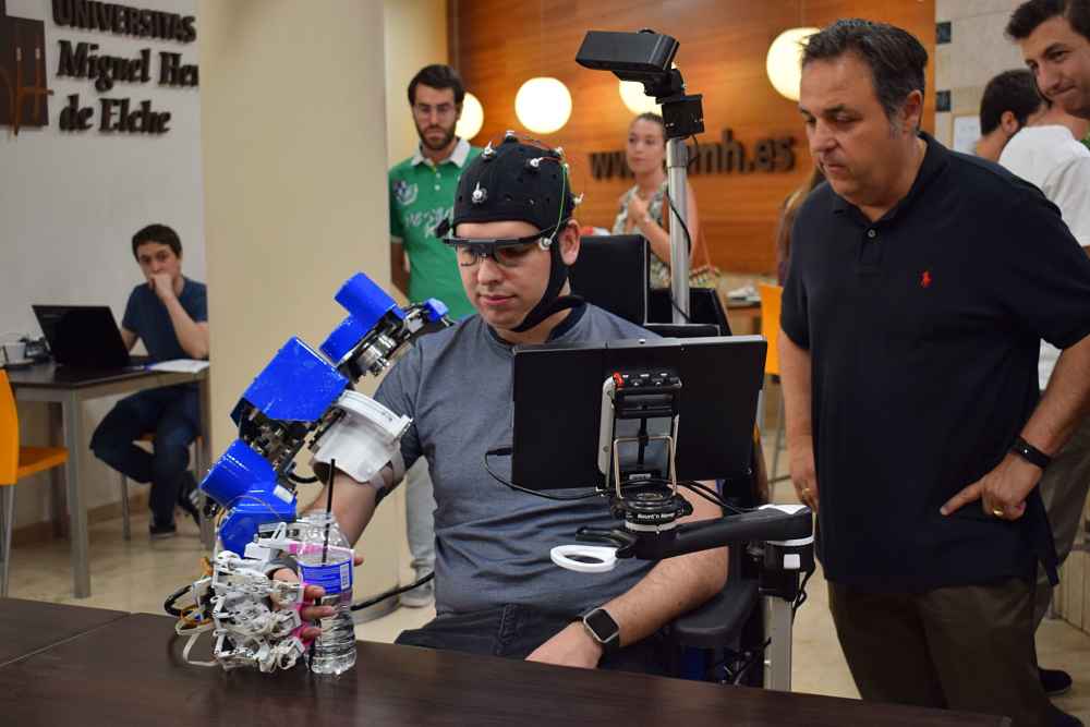 An exoskeleton developed by the UMH helps people with disabilities